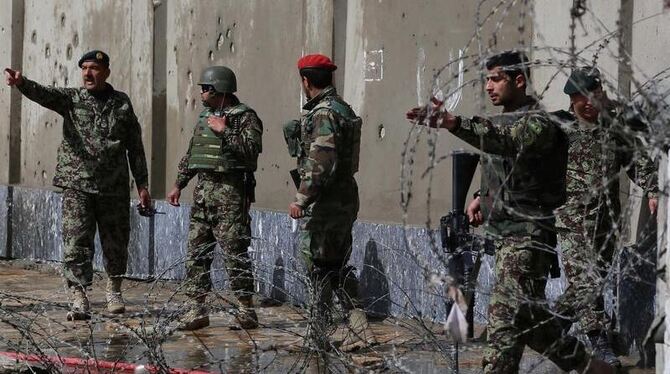 Afghanische Soldaten untersuchen den Anschlagsort. Foto: S. Sabawoon 