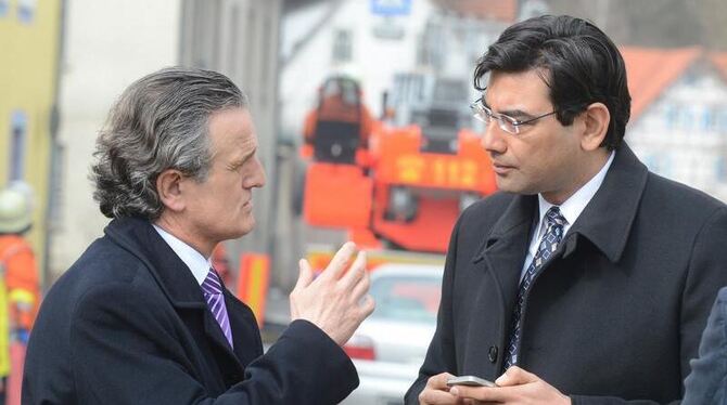 Der Backnanger Oberbürgermeister Frank Nopper (l) und der türkische Generalkonsul Mustafa Türker Ari an der Unglückstelle.  F