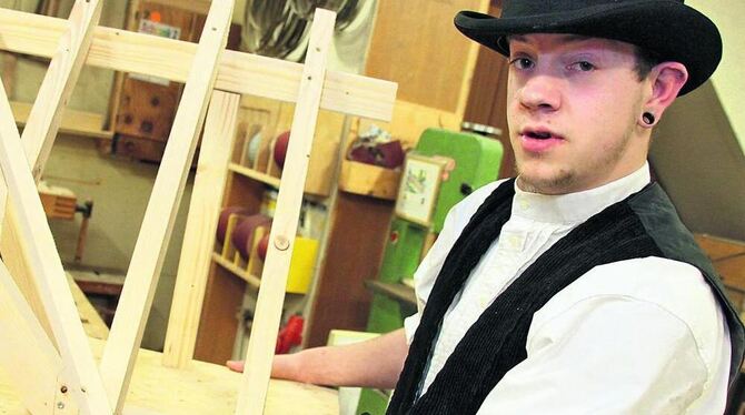 Vom Förderschüler zum Zimmerer-Gesellen: Marc Maronde hat den Sprung mithilfe von Pro Labore geschafft. FOTO: LEISTER Vom Förderschüler zum Zimmerer-Gesellen: Marc Maronde hat den Sprung mithilfe von Pro Labore geschafft. FOTO: LEISTER