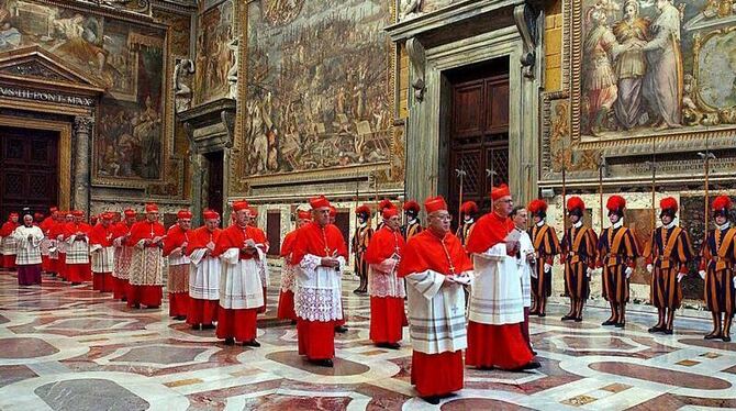 Kardinäle versammeln sich in der Sixtinischen Kapelle. Foto: Osservatore Romano