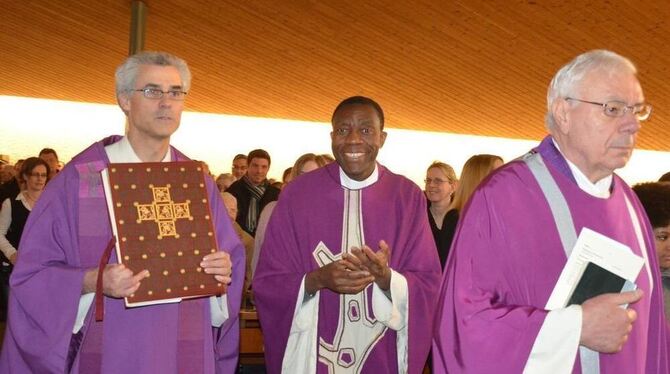 Feierlicher Einzug in seine neue Gemeinde: Pfarrer Achille Mutombo-Mwana (Mitte) mit dem stellvertretenden Dekan Pfarrer Martin