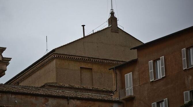 Die Sixtinische Kapelle, Ort der Papstwahl im Vatikan. Aus dem kleinen Kamin steigt der Rauch auf, der über den Ausgang der W