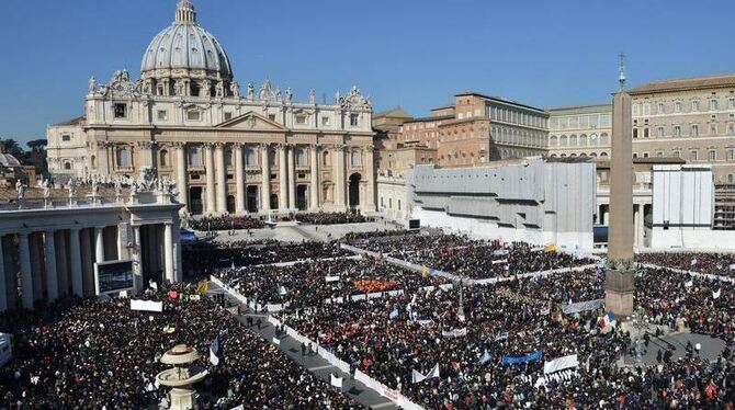Tausende Pilger aus der ganzen Welt stehen am 27. Februar im Vatikan zur Generalaudienz auf dem Petersplatz. Foto: Bernd von