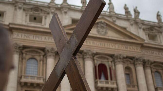 Das Kreuz eines Gläubigen auf dem Petersplatz. Foto: Michael Kappeler