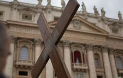 Das Kreuz eines Gläubigen auf dem Petersplatz. Foto: Michael Kappeler