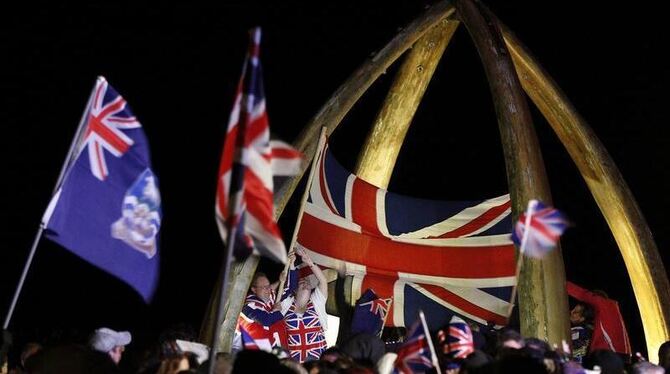 Flaggen-Fest: Mit dem Union Jack und der Flagge der Falklands wird der Ausgang der Volksabstimmung gefeiert. Foto: Javier Liz