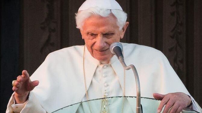 Papst Benedikt XVI. auf dem Balkon des Apostolischen Palastes in Castel Gandolfo. Foto: Michael Kappeler/Archiv