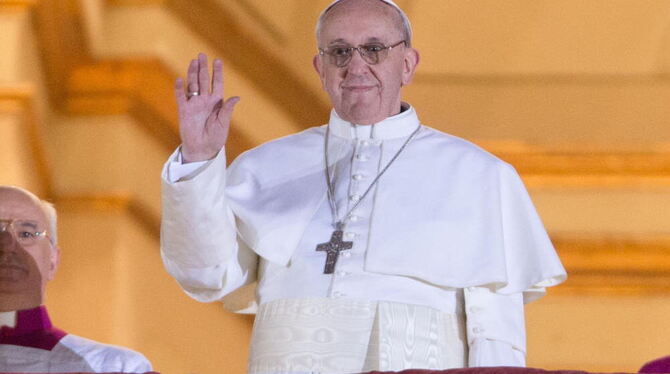 Kardinal Bergoglio winkt als neuer Papst Franziskus im Vatikan vom Balkon. Kardinal Bergoglio winkt als neuer Papst Franziskus im Vatikan vom Balkon.