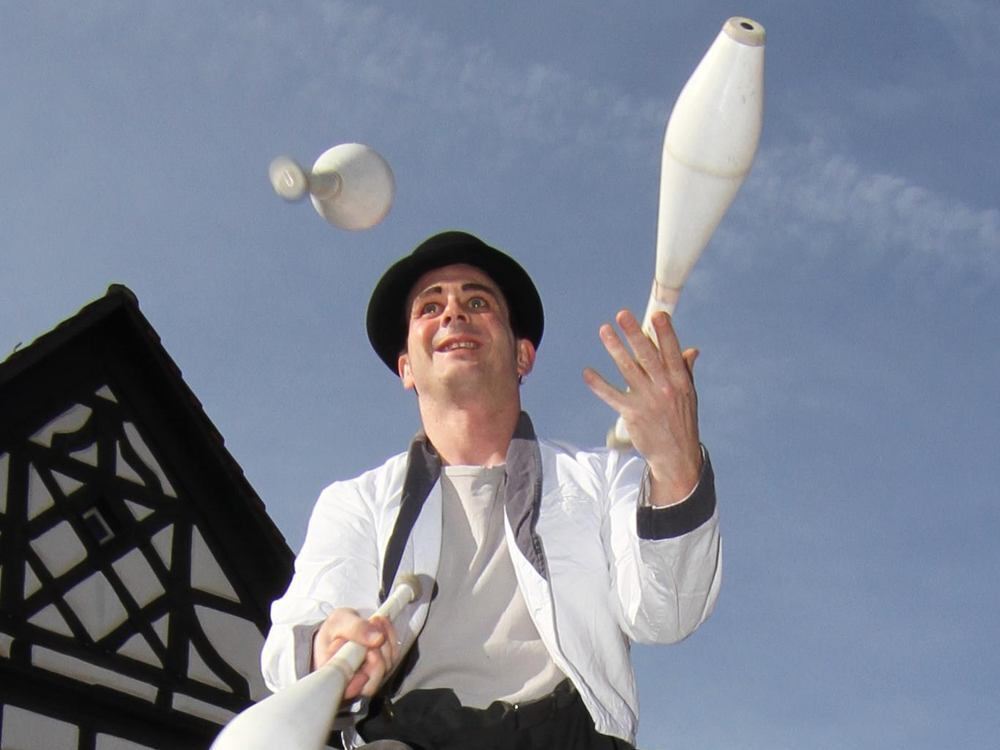 Clown Klikusch geht jonglierend durchs Leben Neckar + Erms