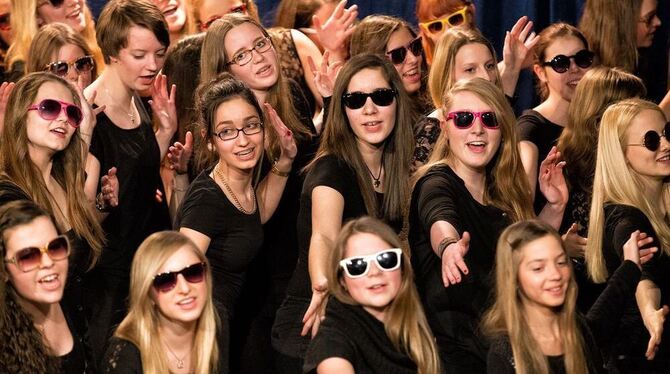 Das fetzt: Mittel- und Oberstufenchor des AEG ließen in der Schulaula kalifornisches Lebensgefühl wach werden. FOTOS: ZAWADIL Das fetzt: Mittel- und Oberstufenchor des AEG ließen in der Schulaula kalifornisches Lebensgefühl wach werden. FOTOS: ZAWADIL