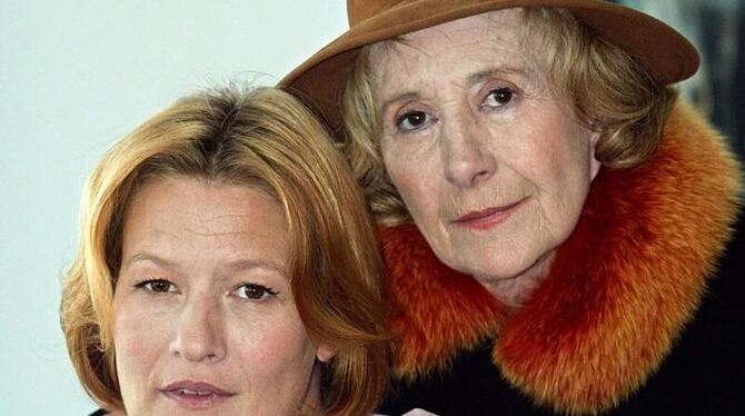 Rosemarie Fendel (r) und ihre Tochter Suzanne von Borsody standen 2003 für den ARD-Film »Mensch Mutter« gemeinsam vor der Kam