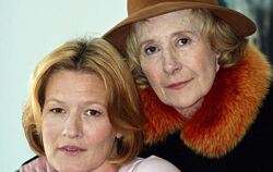 Rosemarie Fendel (r) und ihre Tochter Suzanne von Borsody standen 2003 für den ARD-Film «Mensch Mutter» gemeinsam vor der Kam
