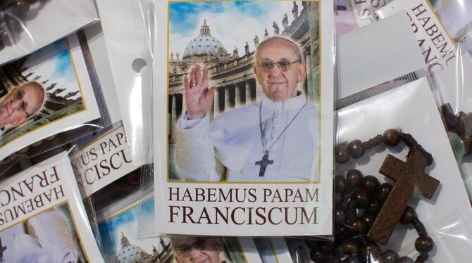 Bildchen und Rosenkränze mit dem neuen Papst Franziskus sind in Rom bereits zu haben.