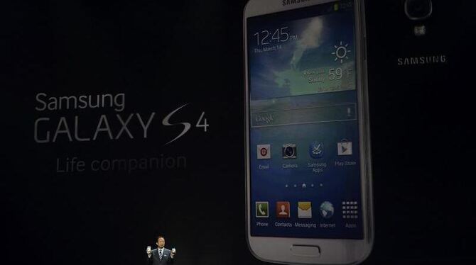 Samsungs Mobilfunk-Chef J.K. Shin präsentiert das Galaxy S4 in New York. Foto: Andrew Gombert