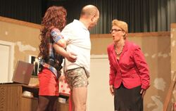 Dessousmodel Angelika (links) hilft Dr. Eisenkraut aus der Wäsche – eine zweideutige, aber harmlose Situation. Arztfrau Elisabet