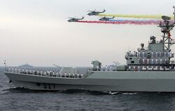 Armee-Hubschrauber und ein Kriegsschiff der chinesischen Marine. China ist in den Kreis der fünf weltweit größten Waffenexpor