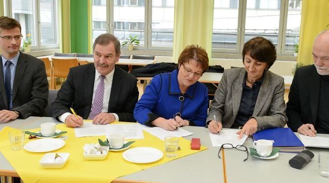 Ihre Unterschriften besiegelten gestern ein wegweisendes Projekt: Daniel Zips (von links), Michael Bamberg, Rafaela Korte sowie