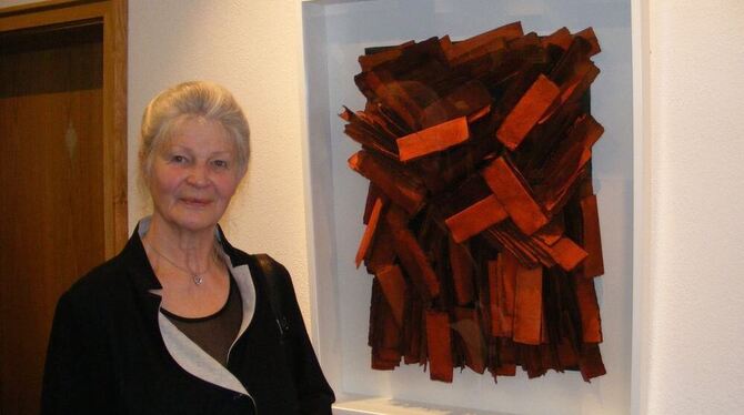 Almut Kaiser mit ihrem Lieblingsbild »Flow«. Ihre Werke sind noch bis 20. Mai im Stift in Bad Urach zu sehen. FOTO: BÖRNER Almut Kaiser mit ihrem Lieblingsbild »Flow«. Ihre Werke sind noch bis 20. Mai im Stift in Bad Urach zu sehen. FOTO: BÖRNER