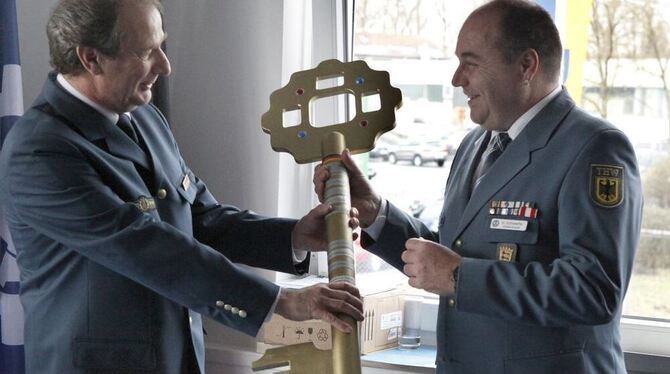 Gerd Friedsam (links), Vizepräsident der Bundesanstalt Technisches Hilfswerk, übergibt dem Ortsbeauftragten Harald Schwertle den Gerd Friedsam (links), Vizepräsident der Bundesanstalt Technisches Hilfswerk, übergibt dem Ortsbeauftragten Harald Schwertle den