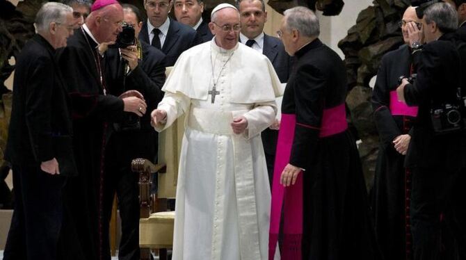 Franziskus erhält die Insignien der päpstlichen Macht. Foto: Massimo Percossi/Archiv