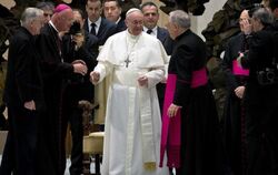 Franziskus erhält die Insignien der päpstlichen Macht. Foto: Massimo Percossi/Archiv