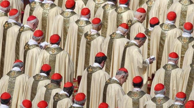 Zahlreiche Kardinäle haben sich auf dem Petersplatz versammelt. Foto: EPA/VALDRIN XHEMAJ