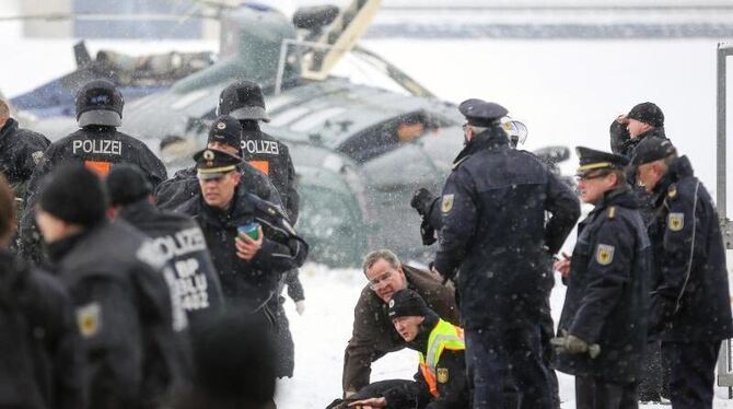 Eine verletzte Frau wird auf dem Maifeld am Olympiastadion in Berlin versorgt, nachdem zwei Hubschrauber der Bundespolizei ab