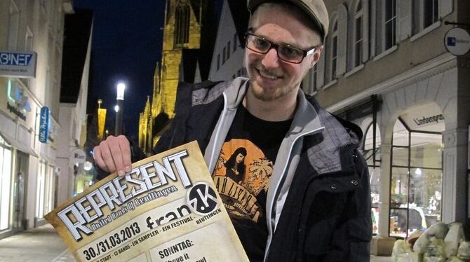 Initiator Florian Failenschmid mit Festivalplakat in der Wilhelmstraße. GEA-FOTO: KNAUER Initiator Florian Failenschmid mit Festivalplakat in der Wilhelmstraße. GEA-FOTO: KNAUER