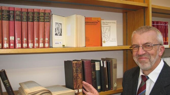 Kleine Auswahl aus einem Riesen-Programm: Wilfried Lagler in der Uni-Bibliothek mit Schriften des Pädagogen Eduard Spranger, der