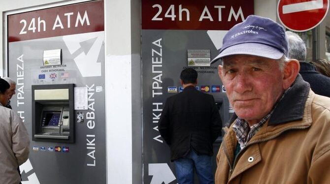 Hoffnungsloser Blick: Ein älterer Zyprer wartet vor einem Bankautomaten in Nikosia. Foto: Katia Christodoulou
