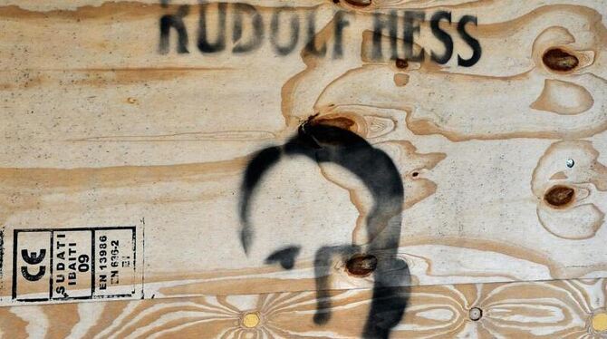 ILLUSTRATION - Ein Graffito mit dem Slogan »Unvergessen Rudolf Hess«, aufgenommen am 02.09.2011 auf einer Holzwand in Berlin.