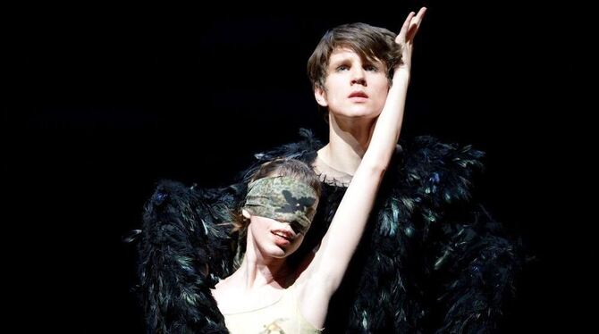 Die Tänzer Elisa Badenes (Kantorka) und David Moore (Krabat) vom Stuttgarter Ballett. Foto: Stuttgarter Ballett/dpa