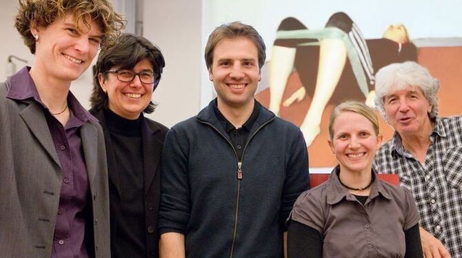 Sporttherapie hilft bei Arthrose (von links): Inga Krauß, Pia Janßen, Benjamin Steinhilber, Regina Miller und Georg Haupt. FOTO Sporttherapie hilft bei Arthrose (von links): Inga Krauß, Pia Janßen, Benjamin Steinhilber, Regina Miller und Georg Haupt. FOTO