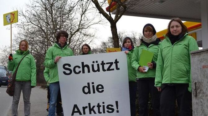 Stiller Protest vor der Shell-Tankstelle: Greepeace-Aktivisten in Reutlingen. FOTO: ANTZ