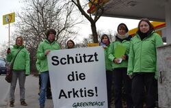 Stiller Protest vor der Shell-Tankstelle: Greepeace-Aktivisten in Reutlingen. FOTO: ANTZ
