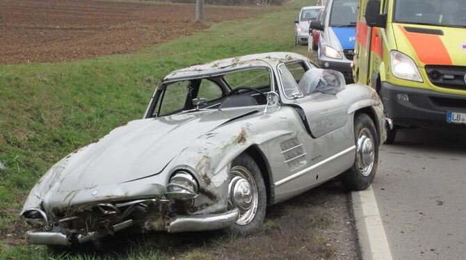 Der verunglückte Mercedes 300 SL Flügeltürer im Straßengraben. Foto: Polizeidirektion Ludwigsburg
