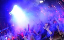 Menschen tanzen in einer Disco in Stuttgart. Die Nachwuchsorganisationen von SPD und Grünen in Baden-Württemberg halten das Tanz