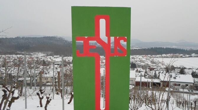 Unterschiedliche Aus- und Einblicke bietet der Passionsweg in Grafenberg, der noch bis Ostermontag aufgebaut ist. FOTO: SANDER