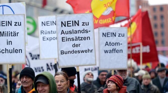 Ostermarsch in Berlin: Unter dem Motto »Es ist an der Zeit: Sagt Nein!« protestieren die Teilnehmer in diesem Jahr gegen den