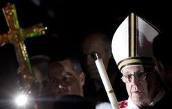 Papst Franziskus feiert mit tausenden Gläubigen im Petersdom die festliche Liturgie der Osternacht. Foto: Claudio Peri