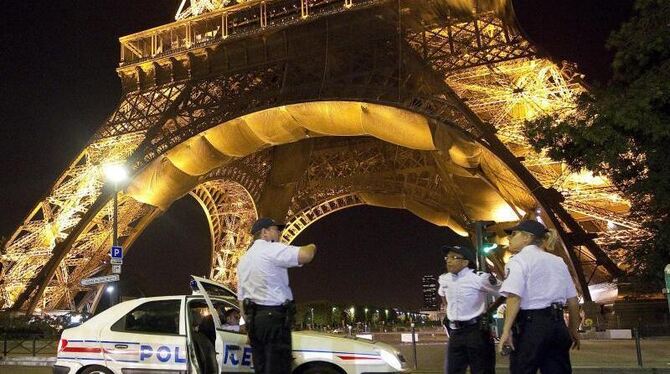 Im September 2010 musste der Eiffelturm schon einmal wegen einer Bombendrohung geräumt werden. Foto: Ian Langsdon/Archiv