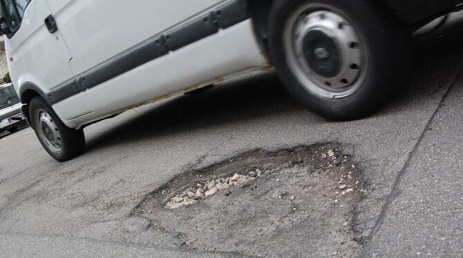 Gerade nochmal ausgewichen: In der Karlstraße reichen einige Schlaglöcher bis auf die Schottertragschicht hinunter. FOTO: PFISTE Gerade nochmal ausgewichen: In der Karlstraße reichen einige Schlaglöcher bis auf die Schottertragschicht hinunter. FOTO: PFISTE