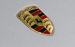 Das Wappen des Stuttgarter Sportwagenherstellers Porsche.