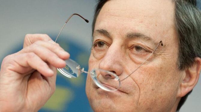 EZB-Präsident Draghi: Die EZB dreht vorerst nicht an der Zinsschraube. Foto: Boris Roessler/Archiv