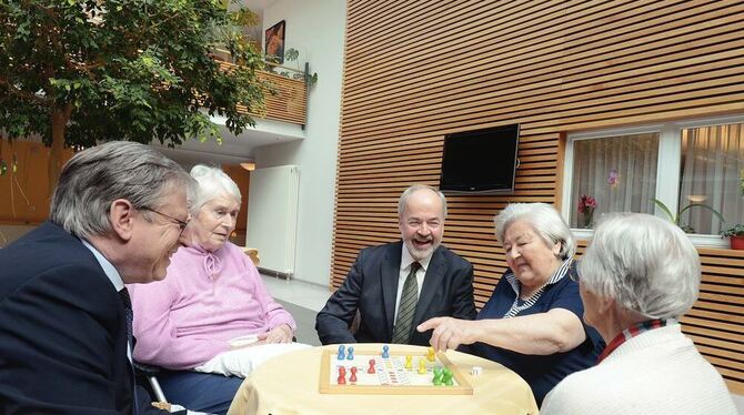So entspannt geht es sonst nicht zu, wenn die Heimaufsicht kommt. Fürs Pressefoto spielten Hermann Strampfer (links) und Thomas