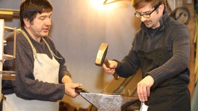 Vater und Sohn schmieden das heiße Eisen gemeinsam: Karolj (links) und Janosch Vecernjes haben in Ungarn das Handwerk des Messer