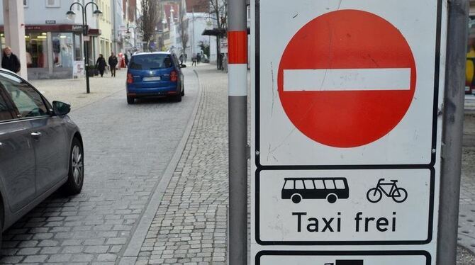 Verlockend: Trotz Verbots bevorzugen Autofahrer im gesperrten Metzgerstraßen-Abschnitt den direkten Weg.