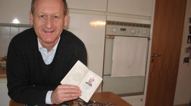 Als Anschauungsmaterial hat Rolf Fauser immer ein paar Scheine Falschgeld, nachgemachte Dokumentenstempel und falsche Pässe grif Als Anschauungsmaterial hat Rolf Fauser immer ein paar Scheine Falschgeld, nachgemachte Dokumentenstempel und falsche Pässe grif