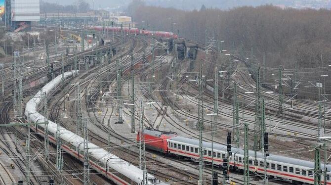 Ein Zug fährt in den Stuttgarter Hauptbahnhof ein.