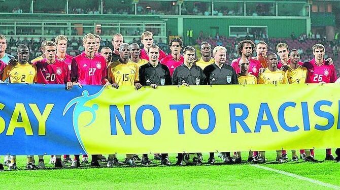 Im Sport wächst das Netzwerk gegen die Bedrohung von Rechts. Hier sagen Fußballer verschiedener Nationen Nein zu Rassismus.  FOT